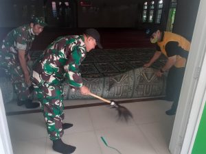 Sambut HUT Bhayangkara ke-76, Polsek Pasawahan Purwakarta Bersihkan Masjid dan Fasilitas Umum