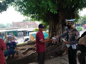 Operasi Patuh Lodaya 2022, Polres Purwakarta Giat Imbau Prokes dan Bagikan Masker