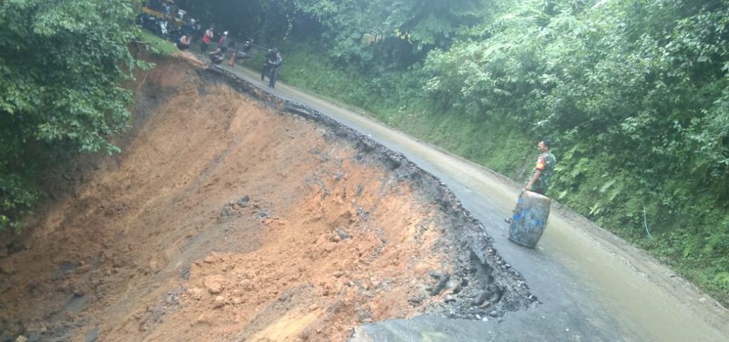 Jalan Tanggeung Cianjur Amblas, Buka Tutup Jalan Diberlakukan Polisi