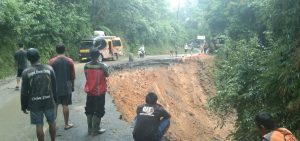 Jalan Provinsi di Tanggeung Cianjur Amblas, Kendaraan Besar Dialihkan