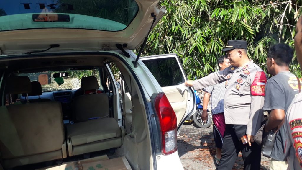 Diduga Hasil Curian, Sebuah Mobil Berwarna Putih Diparkir di Area Pabrik Wanayasa
