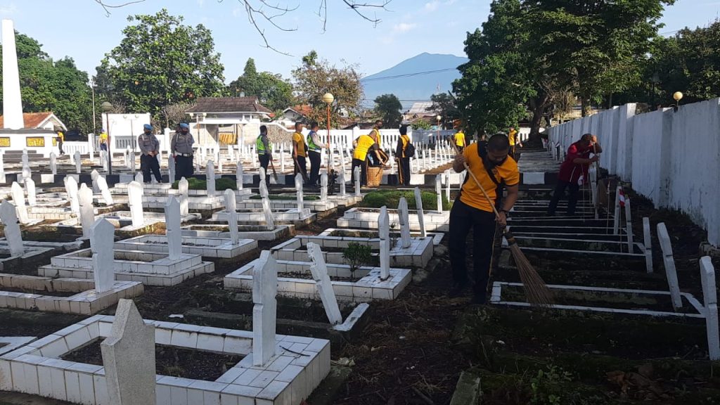 Jelang HUT Bhayangkara ke-76, Polres Cianjur Keroyokan Sapu Bersih Sampah Taman Makam Pahlawan