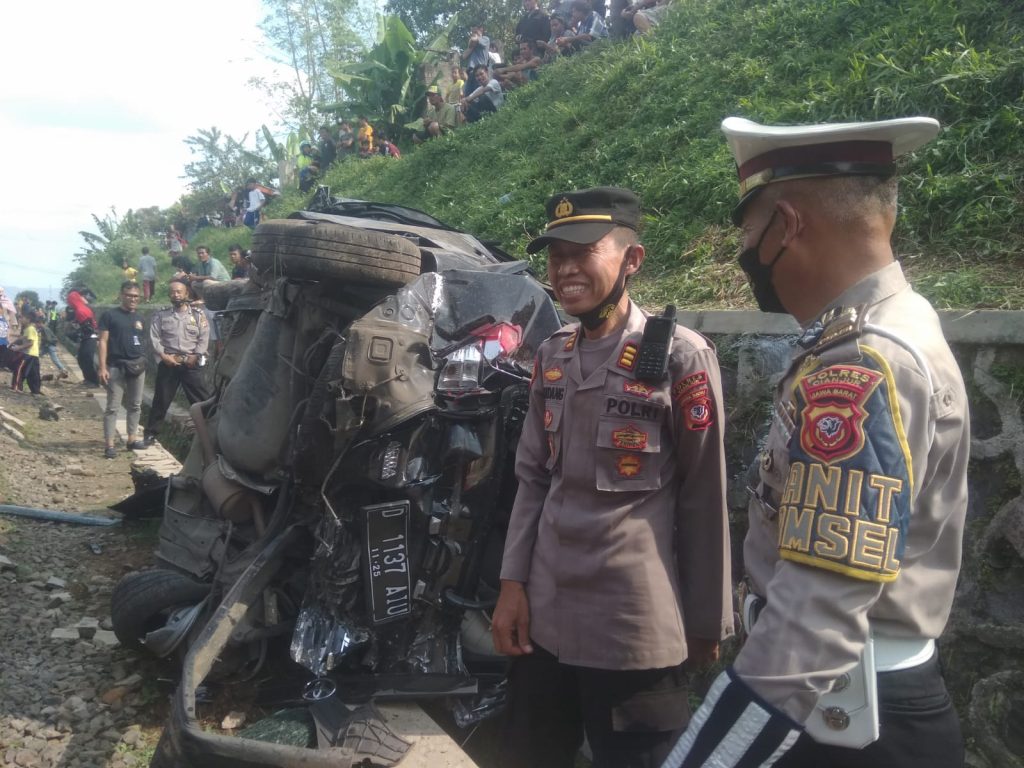 Mobil Agya Diseruduk Kereta Api di Cilaku Cianjur, Satu Orang Luka Berat