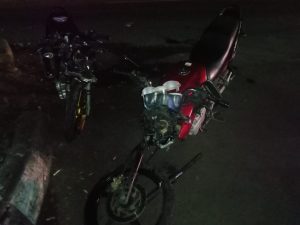 Diduga Hilang Kendali Pemotor Tabrak Motor Lain