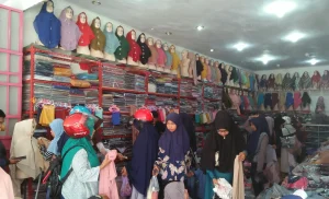 Terekam CCTV, Emak-emak Ini Curi Kerudung di Toko Hijab Pasar Cibadak Sukabumi
