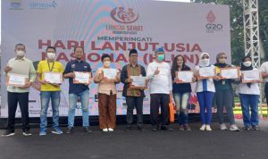 Kali ini, ACT dan PWI Kota Bandung Berikan Puluhan Paket Pangan untuk Lansia