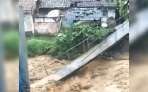 Jembatan di Ciwidey Roboh Diterjang Banjir, Pemprov Janji Akan Perbaiki