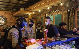 Polres Purwakarta Temukan Puluhan Botol Miras di Cafe