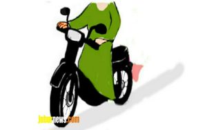 Nekad! Gak Mau Ditilang Elektronik, Emak-emak Halangi Plat Nomor Sepeda Motornya dengan Celana Dalam