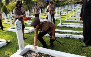 Peringatan Hari Bhayangkara ke 76, Polres Purwakarta Ziarah ke Makam Taman Pahlawan