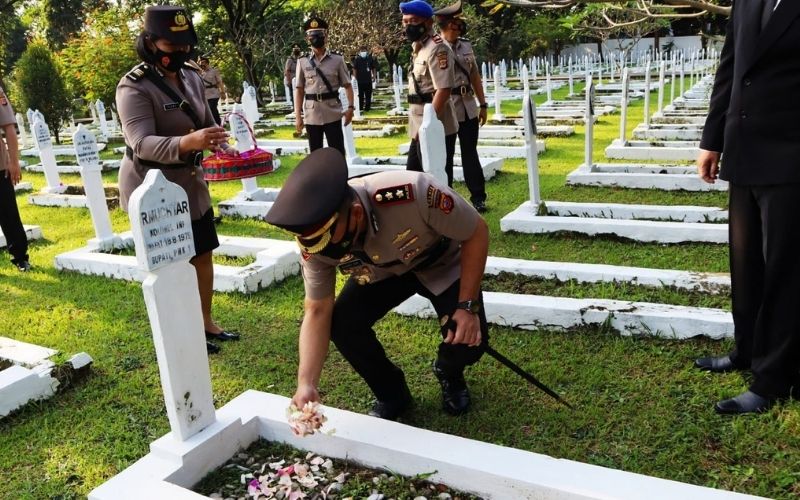Peringatan Hari Bhayangkara ke 76, Polres Purwakarta Ziarah ke Makam Taman Pahlawan