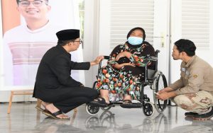 Kala Ridwan Kamil Beri Bantuan Warga yang Sakit, Berawal dari Media Sosial