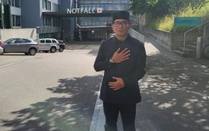 Haru… Ridwan Kamil Mandikan dan Adzani Jenazah Eril