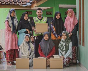 Lagi, ACT, Madina Quran dan PWI Kota Bandung Berbagi Quran Gratis ke Santri  
