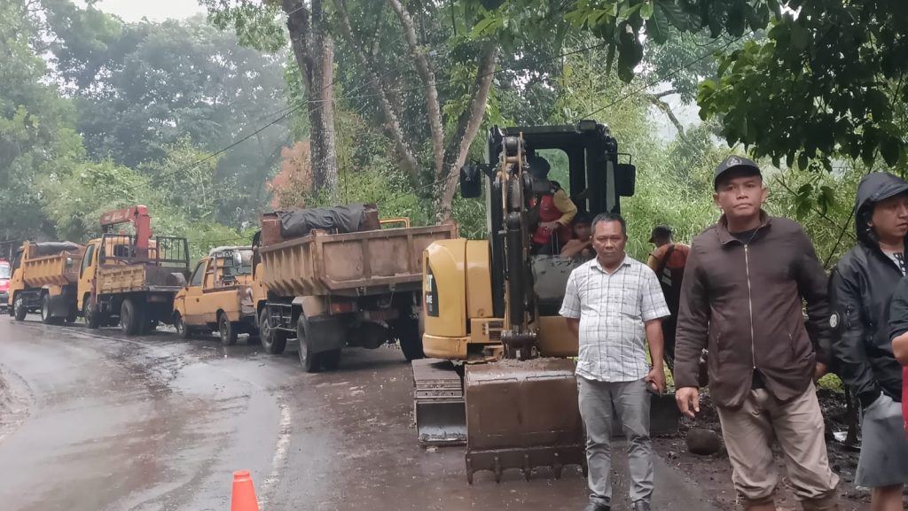 BPBD Cianjur Tutup Sementara Jalan Provinsi di Tanggeung Karena Amblas
