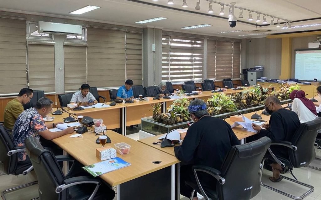Beri Sanksi! Pelaku Usaha Kota Bandung  yang Langgar Aturan Buang Sampah