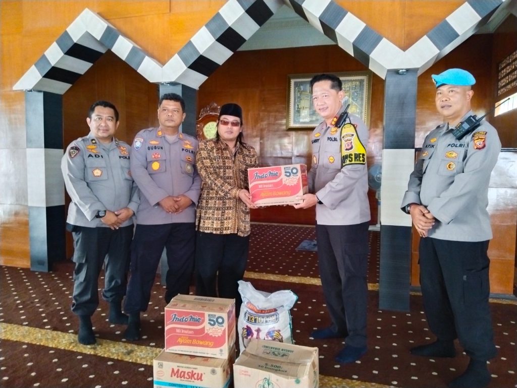 Jelang Hari Bhayangkara Ke-76, Kapolres Purwakarta Berikan Bantuan Ke Pondok Pesantren Riyadhul Fata