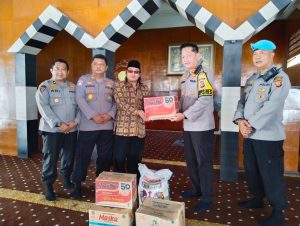 Jelang Hari Bhayangkara Ke-76, Kapolres Purwakarta Berikan Bantuan Ke Pondok Pesantren Riyadhul Fata