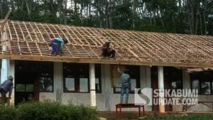 Warga dan Pengajar Gotong Royong Perbaiki Atap Kelas SDN Bantaragung Sukabumi