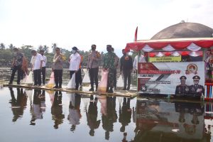 Dukung Pertumbuhan Ekonomi, Polda Jabar Sebar 7,6 Juta Benih Ikan di Situ Bagendit