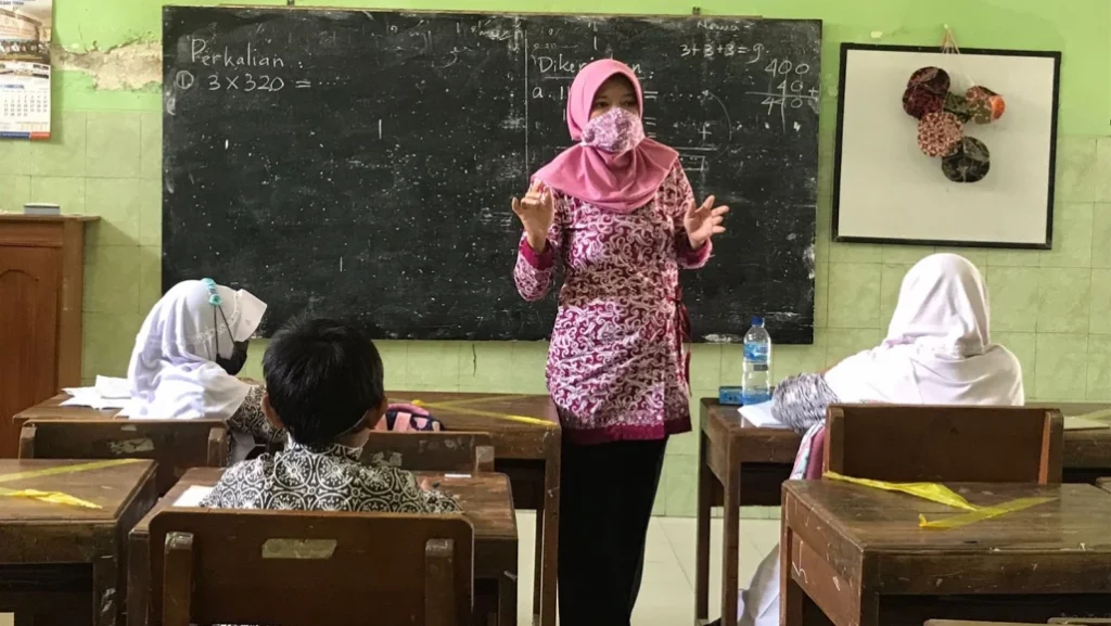 Banyak Guru Pensiun, Sekolah di Bekasi Kekurangan Tenaga Pengajar
