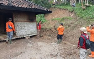 Malang Nasib Rohidin, Rumahnya di Campaka Cianjur Tertimpa Longsor