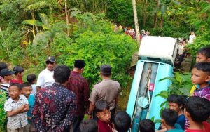 Jembatan Ambruk, Truk Tangki Nyungsep di Cianjur