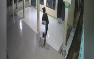 Parah! Seorang Pemuda di Purwakarta Curi Kotak Amal Masjid, Aksinya Terekam CCTV
