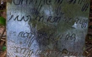 Tulisan Batu Nisan di Pemakaman Dumuskadu Sukabumi Mirip Aksara Cacarakan