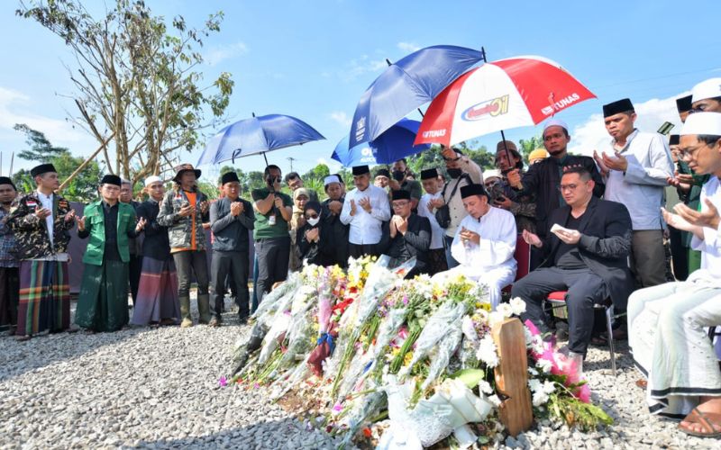 Berziarah ke Makam Eril, Habib Luthfi Tanyakan Pembangunan Masjid Al Mumtadz