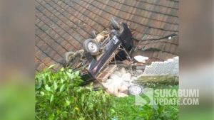Mobil Bak Bermuatan Semen di Sukabumi Timpa Atap Musala, Diduga Gak Kuat Nanjak