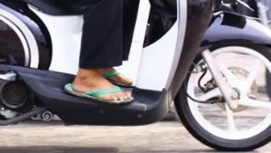 Korlantas Tegaskan Pengendara Motor Pakai Sandal Jepit Tidak Ditilang