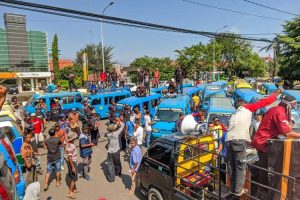 Mobil Odong-odong Mulai Marak, Pendapatan Sopir Angkot di Karawang Turun Drastis