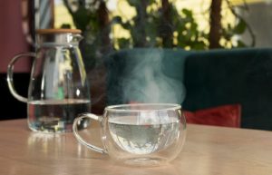 Inilah Empat Manfaat Minum Air Hangat Sebelum Tidur