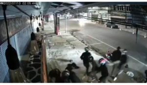 Mengerikan, Aksi Gangster Keroyok PKL di Lengkong Kota Bandung Viral