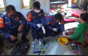 Tak Hanya Padamkan Api, Petugas Damkar Purwakarta Bantu Lepaskan Cincin Seoarang Ibu