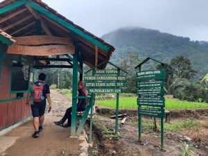 Menguak Ritual Buang Celana Dalam di Gunung Sanggabuana Karawang