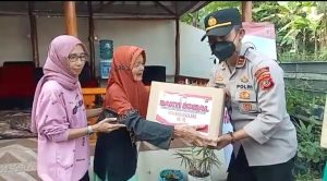 HUT Bhayangkara ke-76, Polsek Nagrak Sukabumi Berikan Sembako Pada Warga Disabilitas