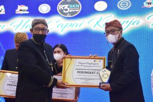 Mantab ! Pemkot Bandung Raih Tiga Penghargaan Manajemen ASN