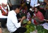 Presiden Joko Widodo Belanja pisang di pasar Alasa, Nias Utara.(istimewa).