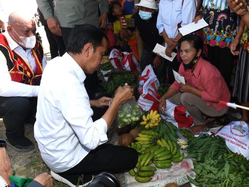 Presiden Joko Widodo Belanja pisang di pasar Alasa, Nias Utara.(istimewa).