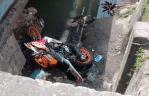 Gegara Ngantuk, Seorang Pria di Binjai Terjun Bebas Bersama Motornya ke Dalam Parit