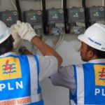 Petugas PLN sedang melakukan tambah daya listrik pelanggan.