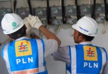 Petugas PLN sedang melakukan tambah daya listrik pelanggan.