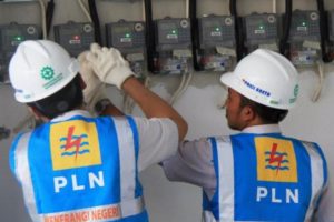 Petugas PLN sedang melakukan tambah daya listrik pelanggan.