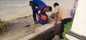 Salut, Petugas Damkar Purwakarta Evakuasi Handphone Milik Warga Yang Jatuh Ke Selokan