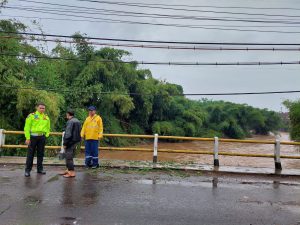 Polisi Lakukan Rekayasa Lalin di Jembatan Copong Imbas Dari Luapan Air Sungai