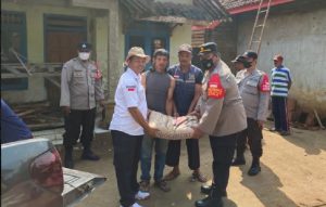 Polisi Di Purwakarta Rehab Rumah Bah Odih Yang Nyaris Roboh
