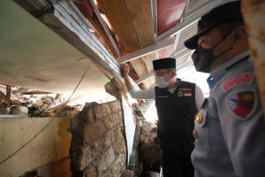 Kunjungi Korban Longsor di Bogor, Emil Salurkan Bantuan
