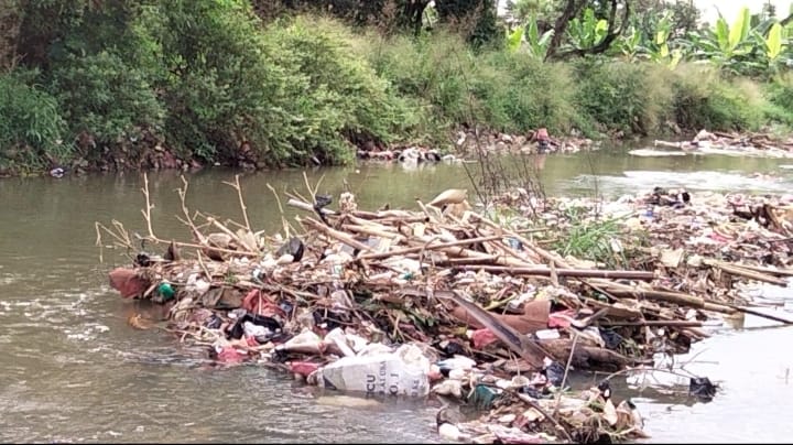 Tumpukan Sampah Penuhi Sungai Kincir Bojonggede Bogor, Warga: Kalau Hujan Sering Banjir